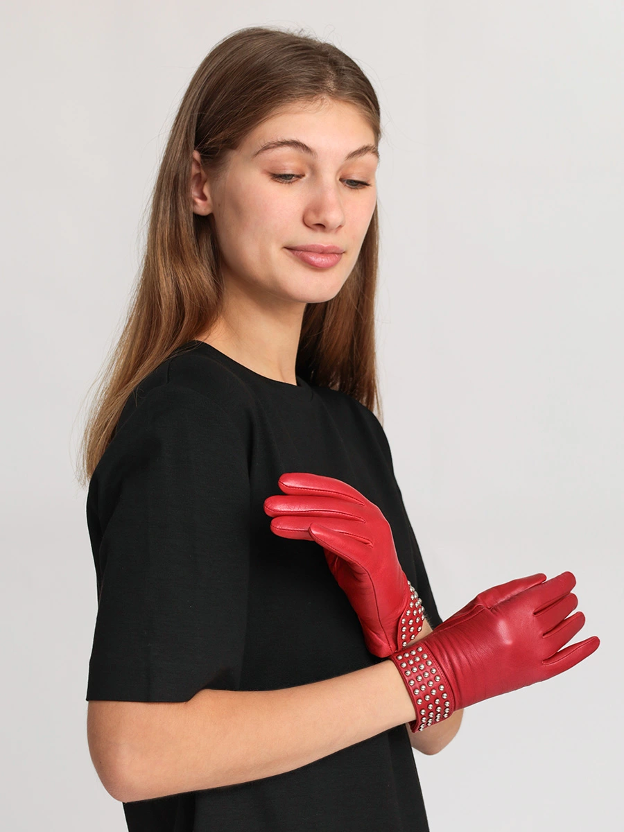 Кожаные перчатки с заклепками